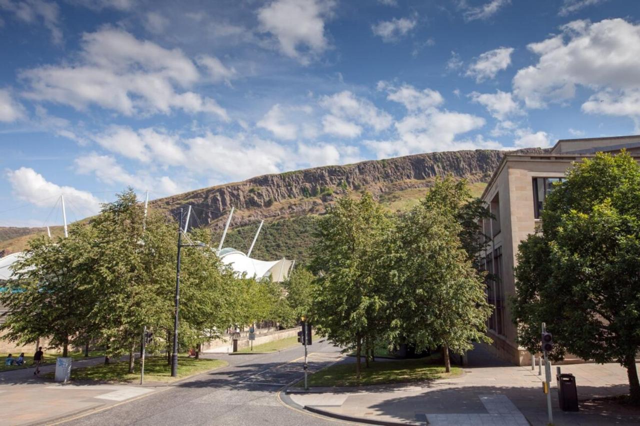 Holyrood - Luxury With Parking *