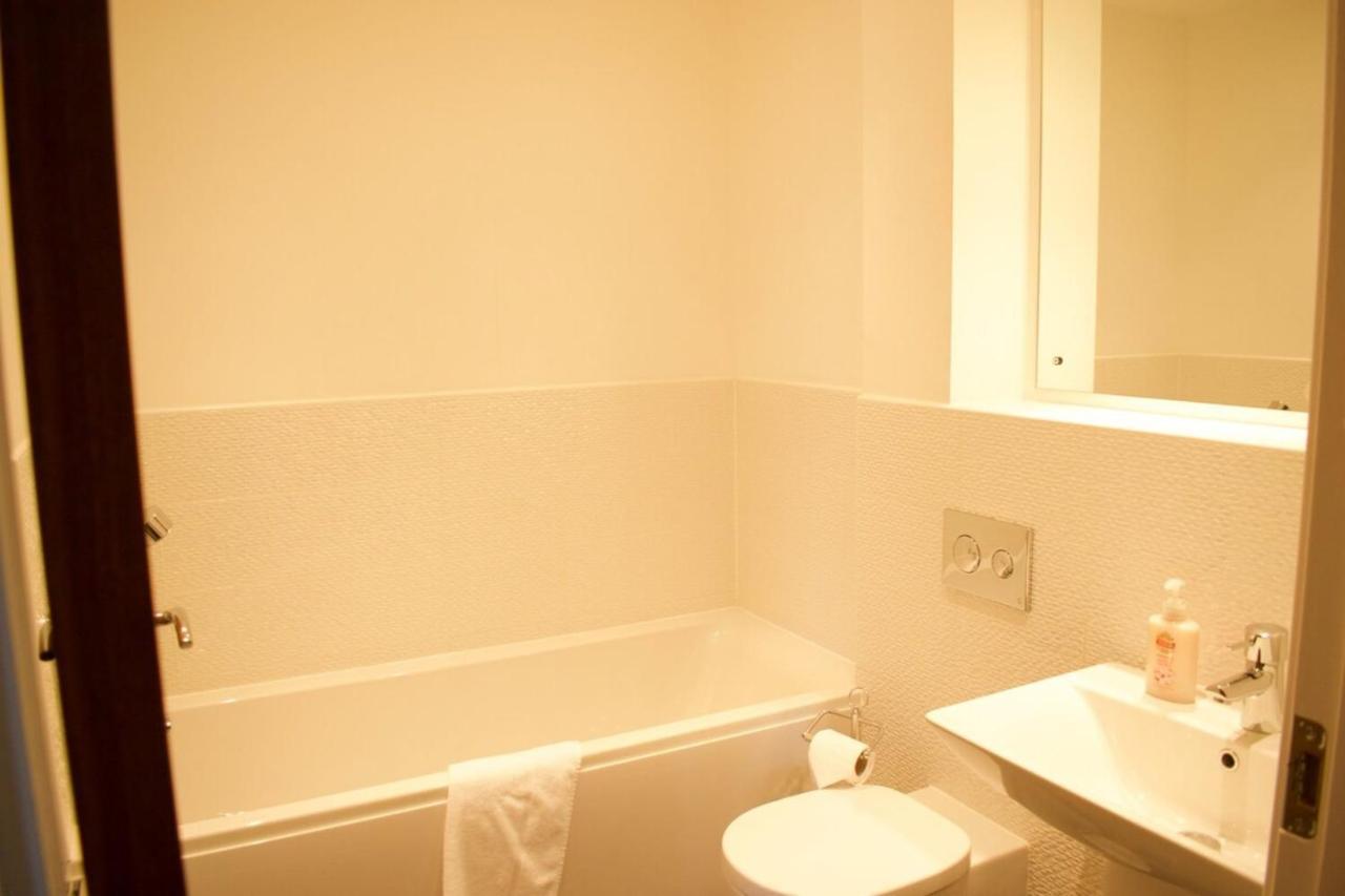 Large And Modern 2 Bed 2 Bath Apartment