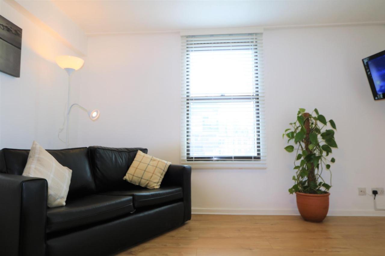 Apartment Centre Rooms-lauriston EDI