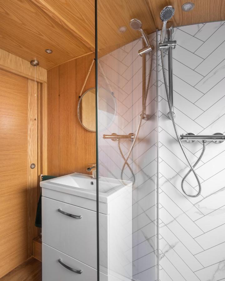 - Houseboats Botel Edinburgh