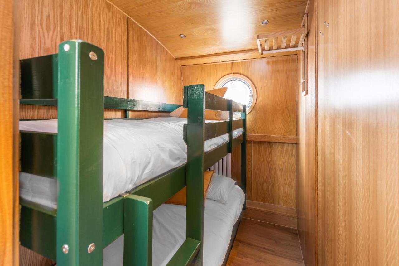 - Houseboats Botel