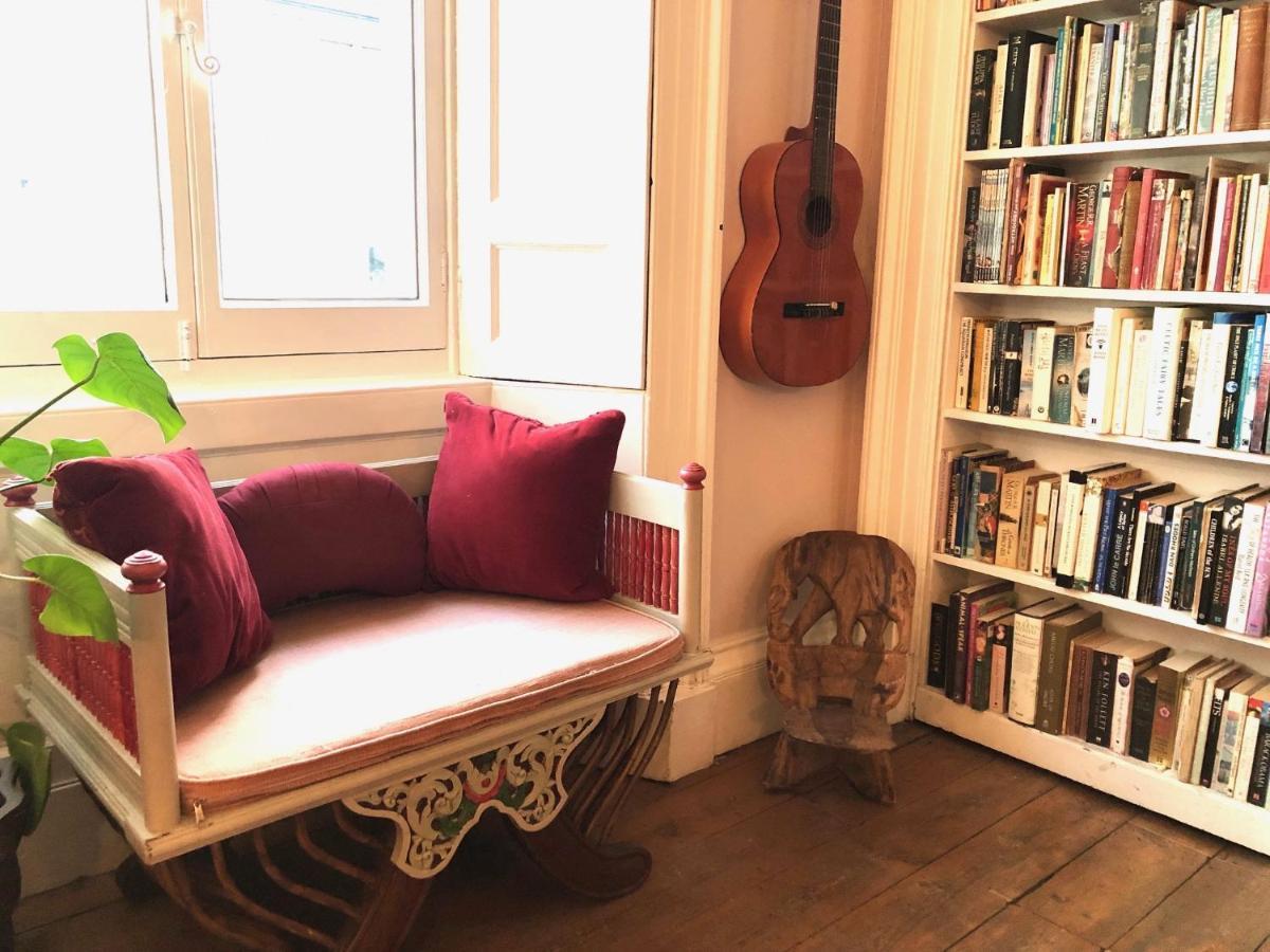 With Parking, Original Art And Antiques Apartment