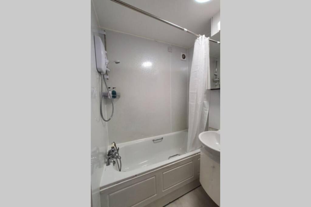 Sleeps 6 On Separate Beds, 4 Smart Tvs, Netflix Apartment