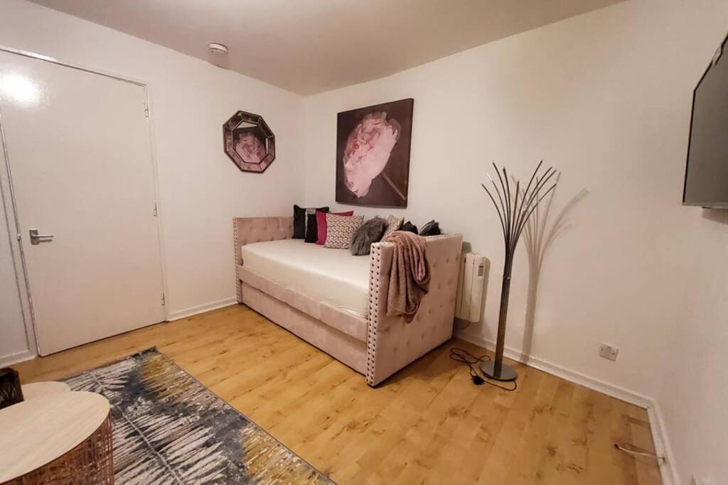 Sleeps 6 On Separate Beds, 4 Smart Tvs, Netflix Apartment *