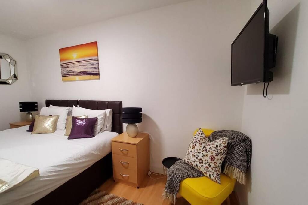 Sleeps 6 On Separate Beds, 4 Smart Tvs, Netflix Apartment *