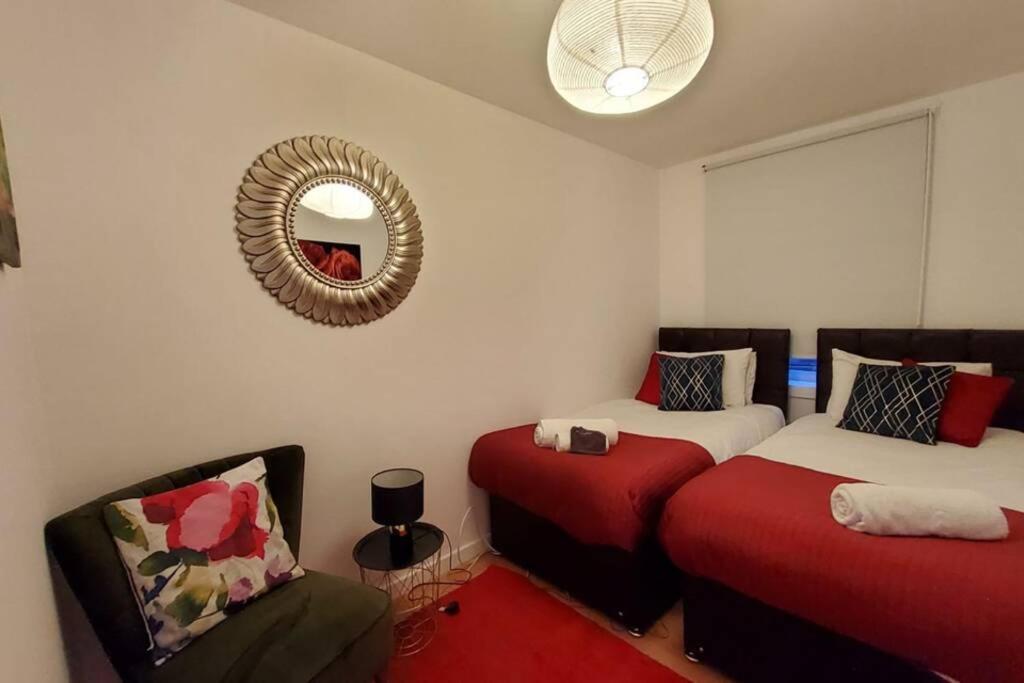 Sleeps 6 On Separate Beds, 4 Smart Tvs, Netflix Apartment *