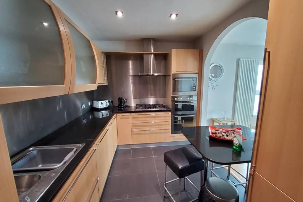 2 Bed Aprtmt- Waterfront, 5 Beds, Parking Apartment