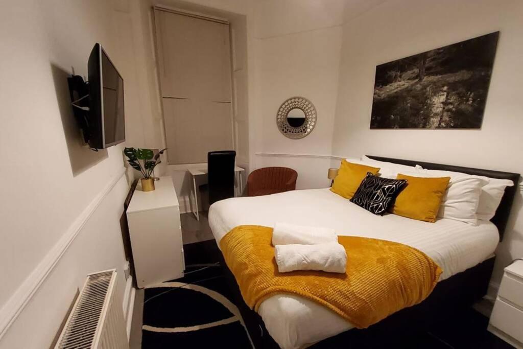 Leith Spectacular By Sensational Short Lets & Serviced With 6 Separate Beds & 2 Baths * Edinburgh