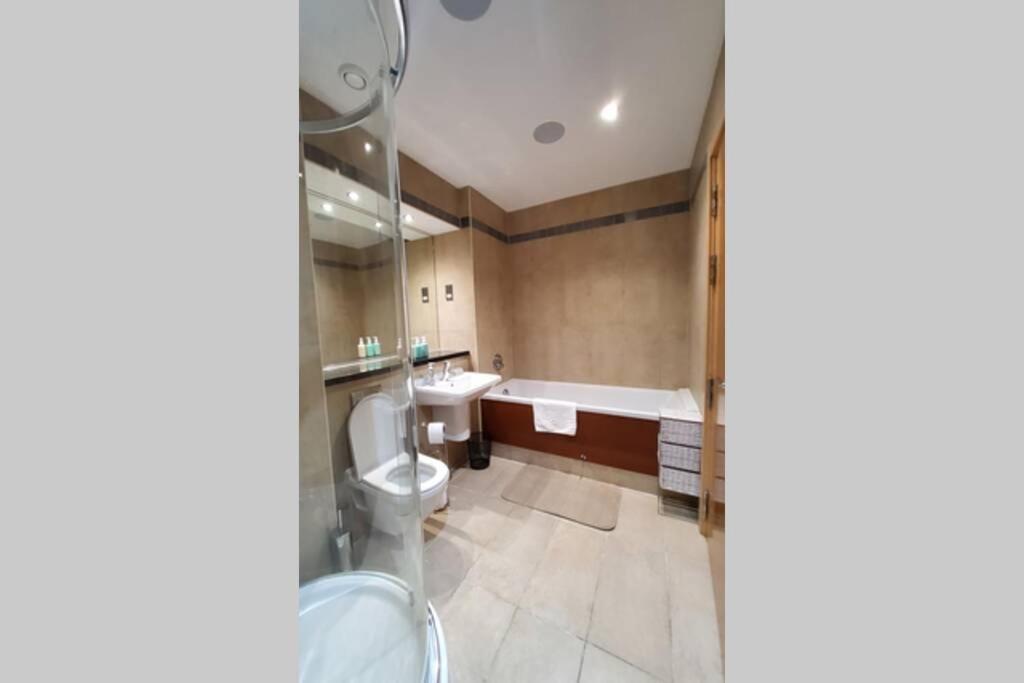 2 Bed Aprtmt- Waterfront, 5 Beds, Parking Apartment