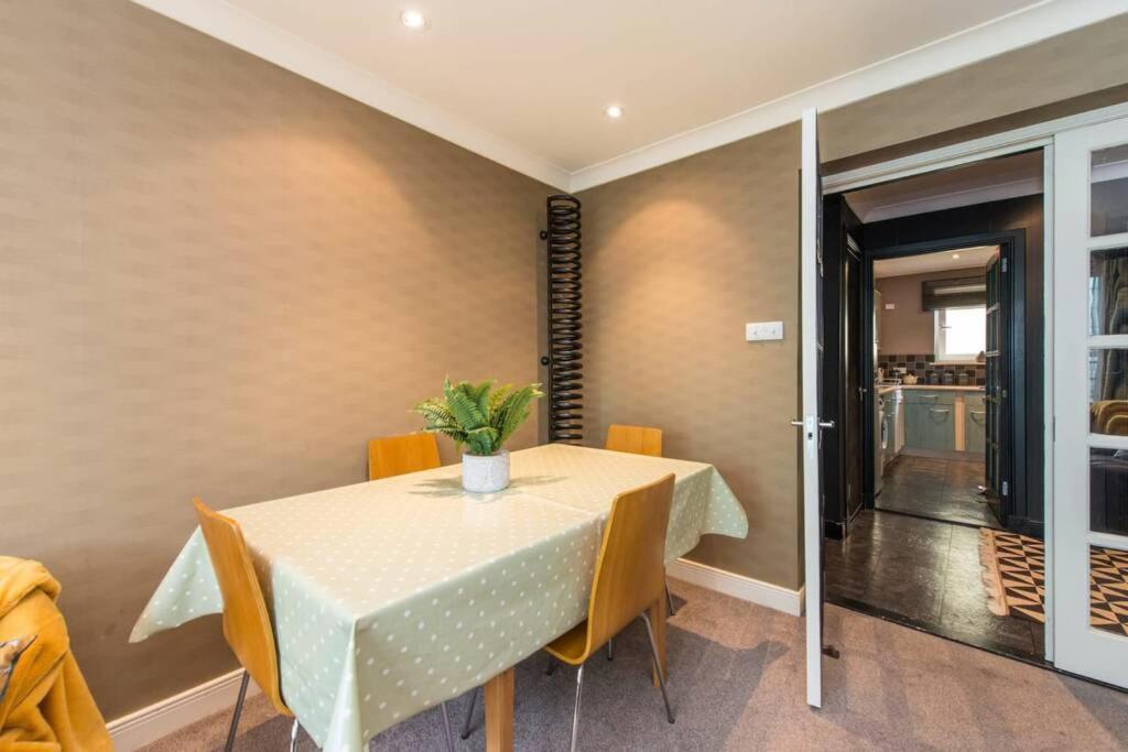 Royal Mile & Arthur's Seat Apt With Private Parking EDI