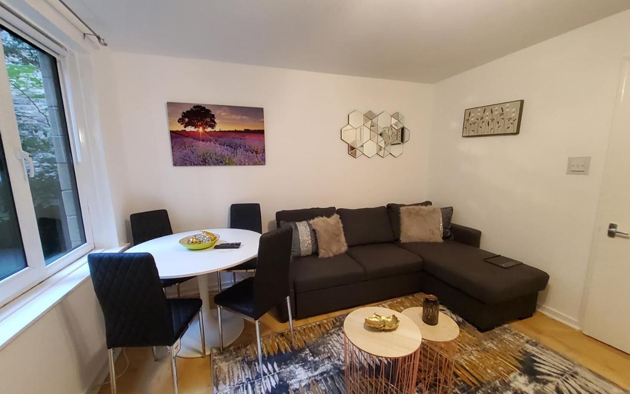 Sleeps 6 On Separate Beds, 4 Smart Tvs, Netflix Apartment *