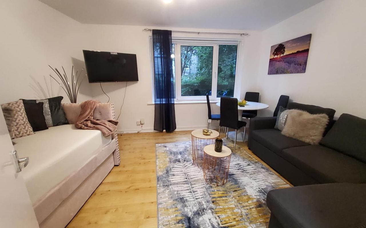 Sleeps 6 On Separate Beds, 4 Smart Tvs, Netflix Edinburgh
