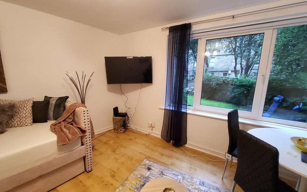 Sleeps 6 On Separate Beds, 4 Smart Tvs, Netflix Edinburgh