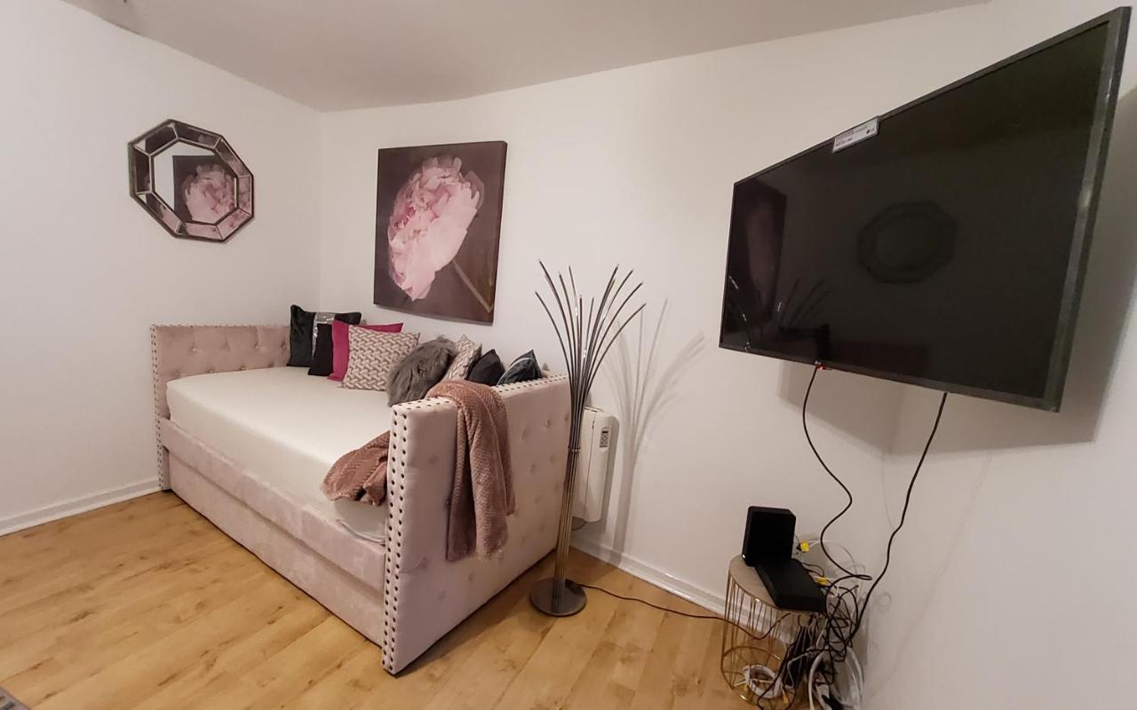Sleeps 6 On Separate Beds, 4 Smart Tvs, Netflix Apartment