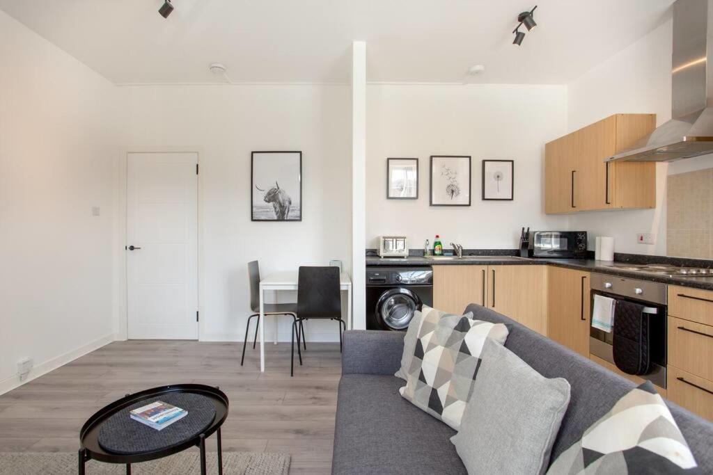 Modern & Bright 1 Bed For 4 Close To Centre!