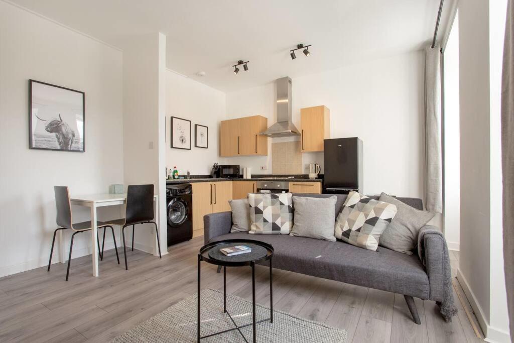 Modern & Bright 1 Bed For 4 Close To Centre! Edinburgh
