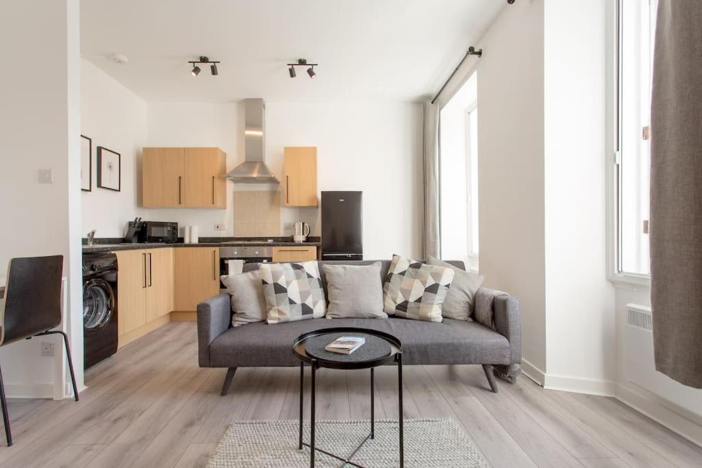 Modern & Bright 1 Bed For 4 Close To Centre! Apartment *