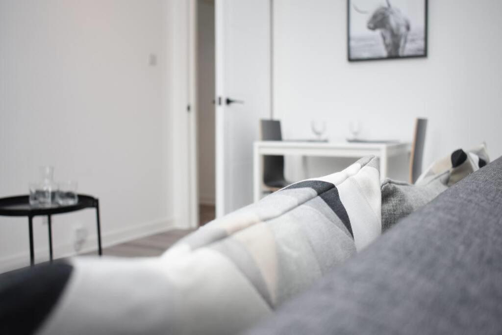 Modern & Bright 1 Bed For 4 Close To Centre! *
