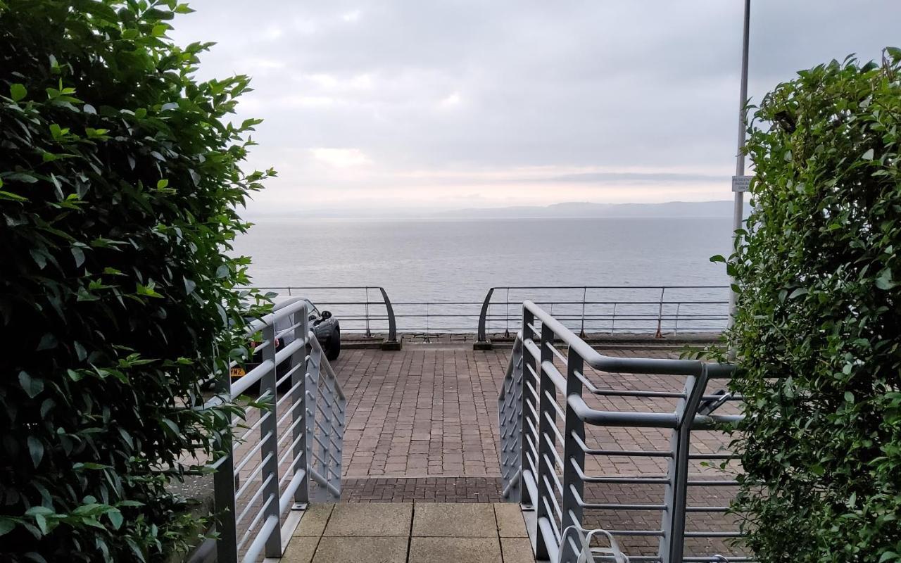 2 Bed Aprtmt- Waterfront, 5 Beds, Parking