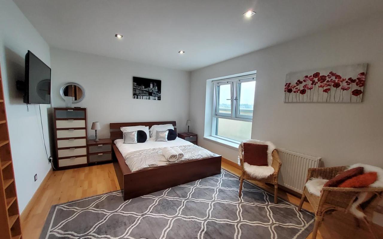 Apartment 2 Bed Aprtmt- Waterfront, 5 Beds, Parking