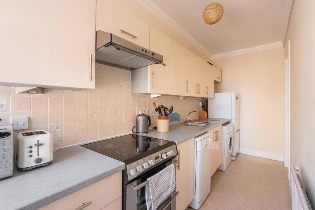 Spacious 2 Bedroom Flat In The City Centre * Edinburgh