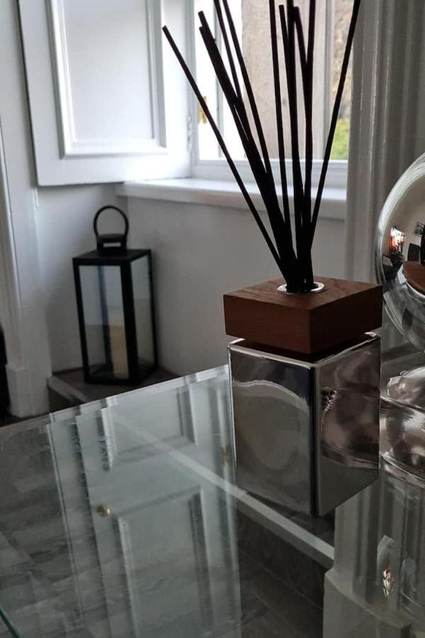 Castle Terrace 1 Bed Looking Onto Castle - Sleeps Upto 4 * Edinburgh
