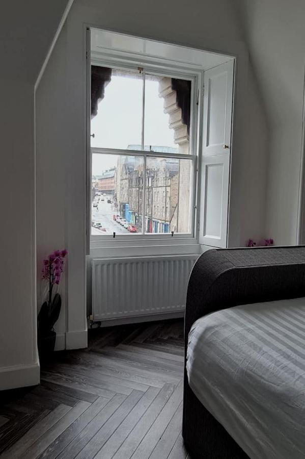 Castle Terrace 1 Bed Looking Onto Castle - Sleeps Upto 4 *