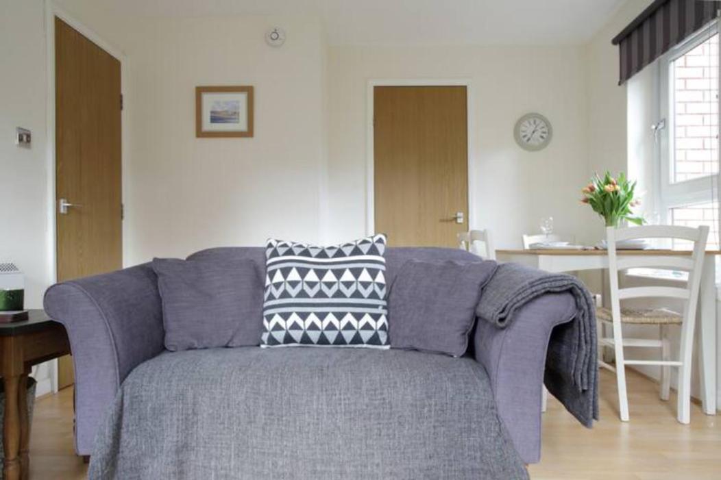 Pass The Keys Cosy And Bright 2 Beds Flat With - Free Parking