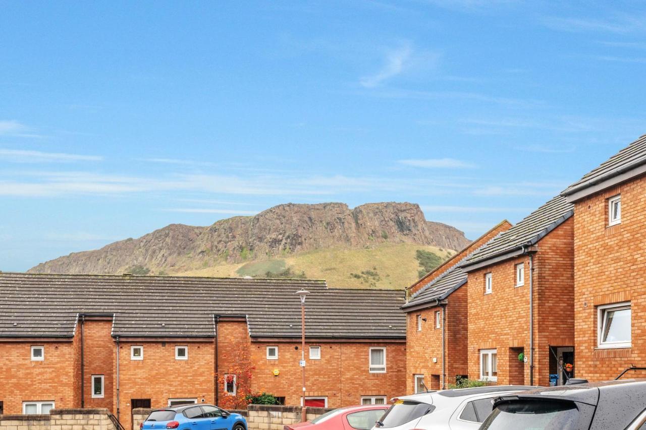 Spacious 3 Bedroom Modern House - Heart Of - Private Main Door Entrance & Private Garden With Stunning Views Of Arthur Seat