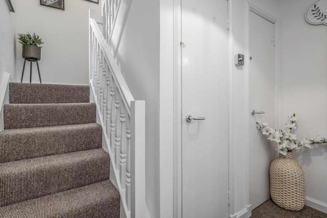 Spacious 3 Bedroom Modern House - Heart Of - Private Main Door Entrance & Private Garden With Stunning Views Of Arthur Seat Apartment *