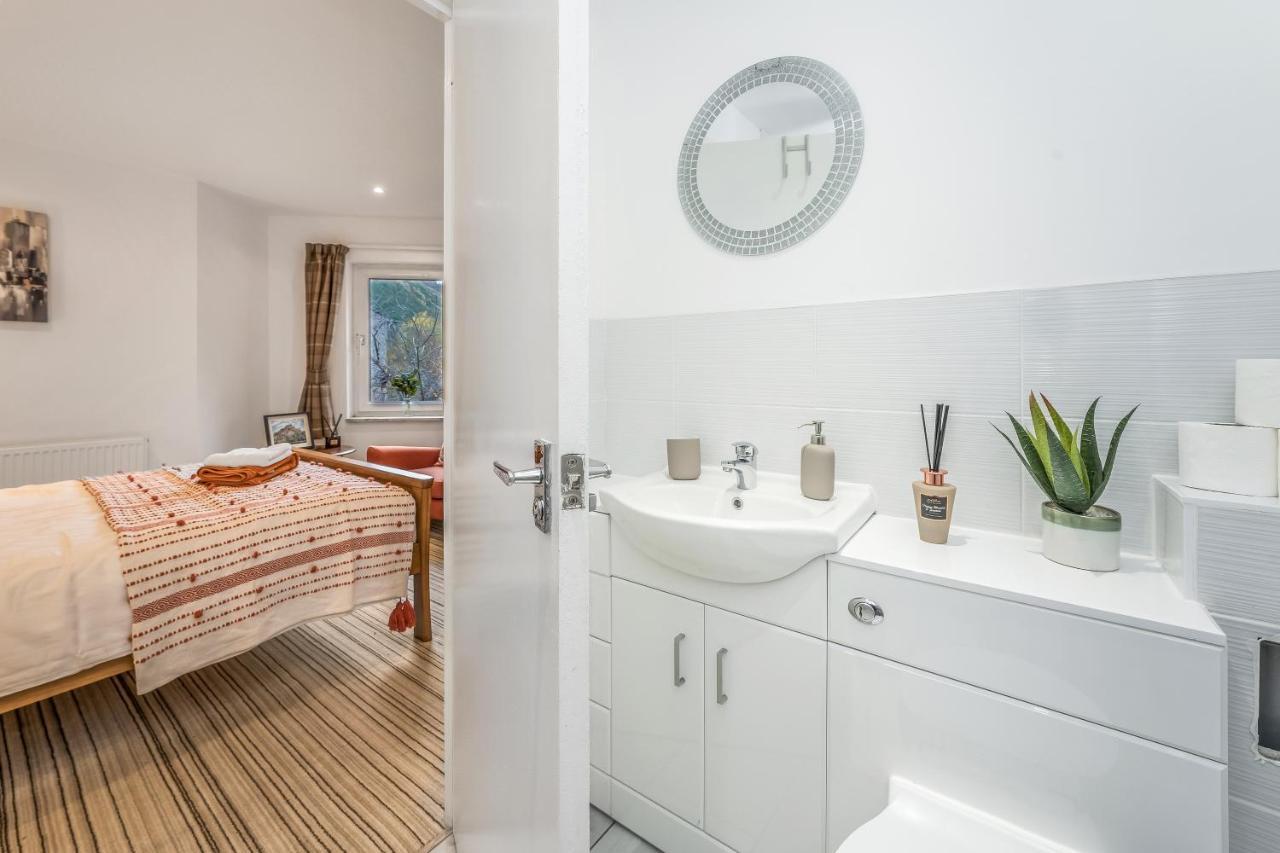 Spacious 3 Bedroom Modern House - Heart Of - Private Main Door Entrance & Private Garden With Stunning Views Of Arthur Seat Apartment *