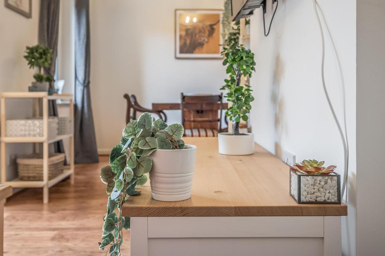 Spacious 3 Bedroom Modern House - Heart Of - Private Main Door Entrance & Private Garden With Stunning Views Of Arthur Seat * EDI