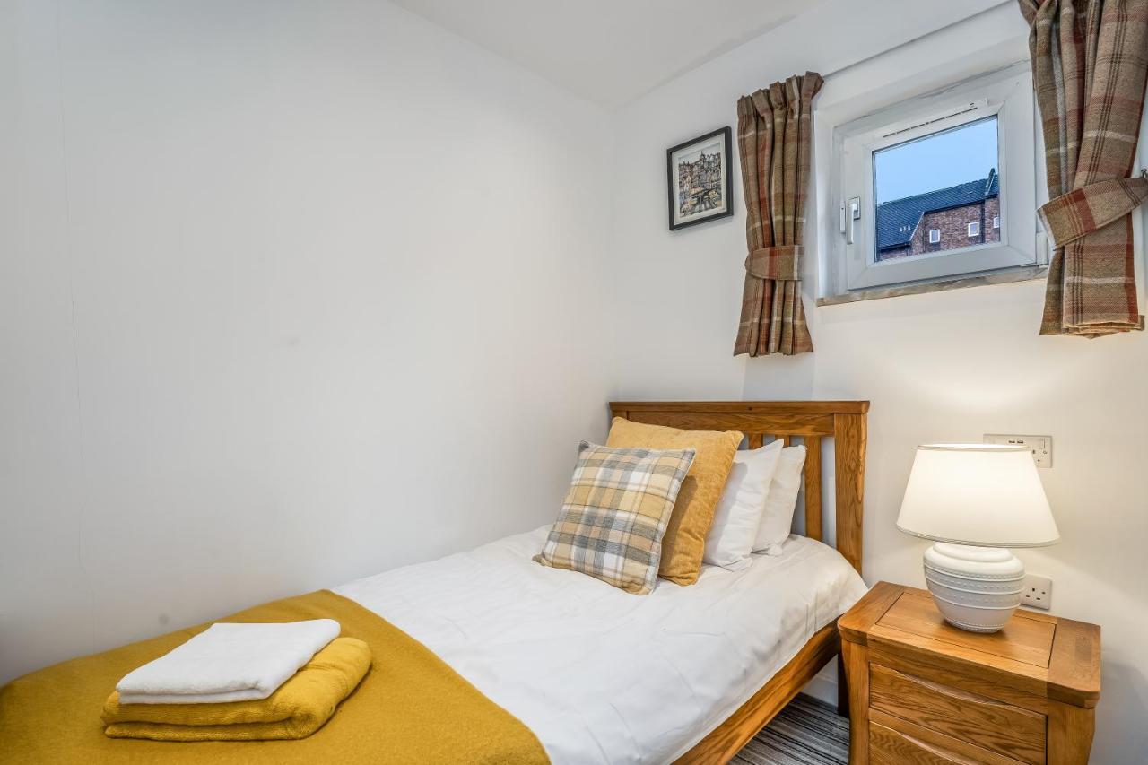 Spacious 3 Bedroom Modern House - Heart Of - Private Main Door Entrance & Private Garden With Stunning Views Of Arthur Seat * EDI