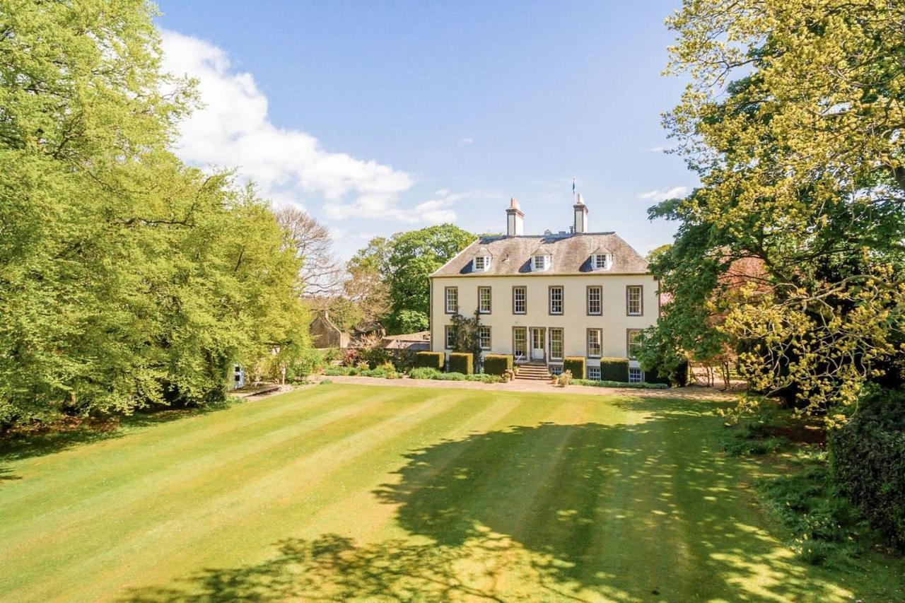 Drylaw House, Grade A Listed Mansion Near Centre Holiday home *