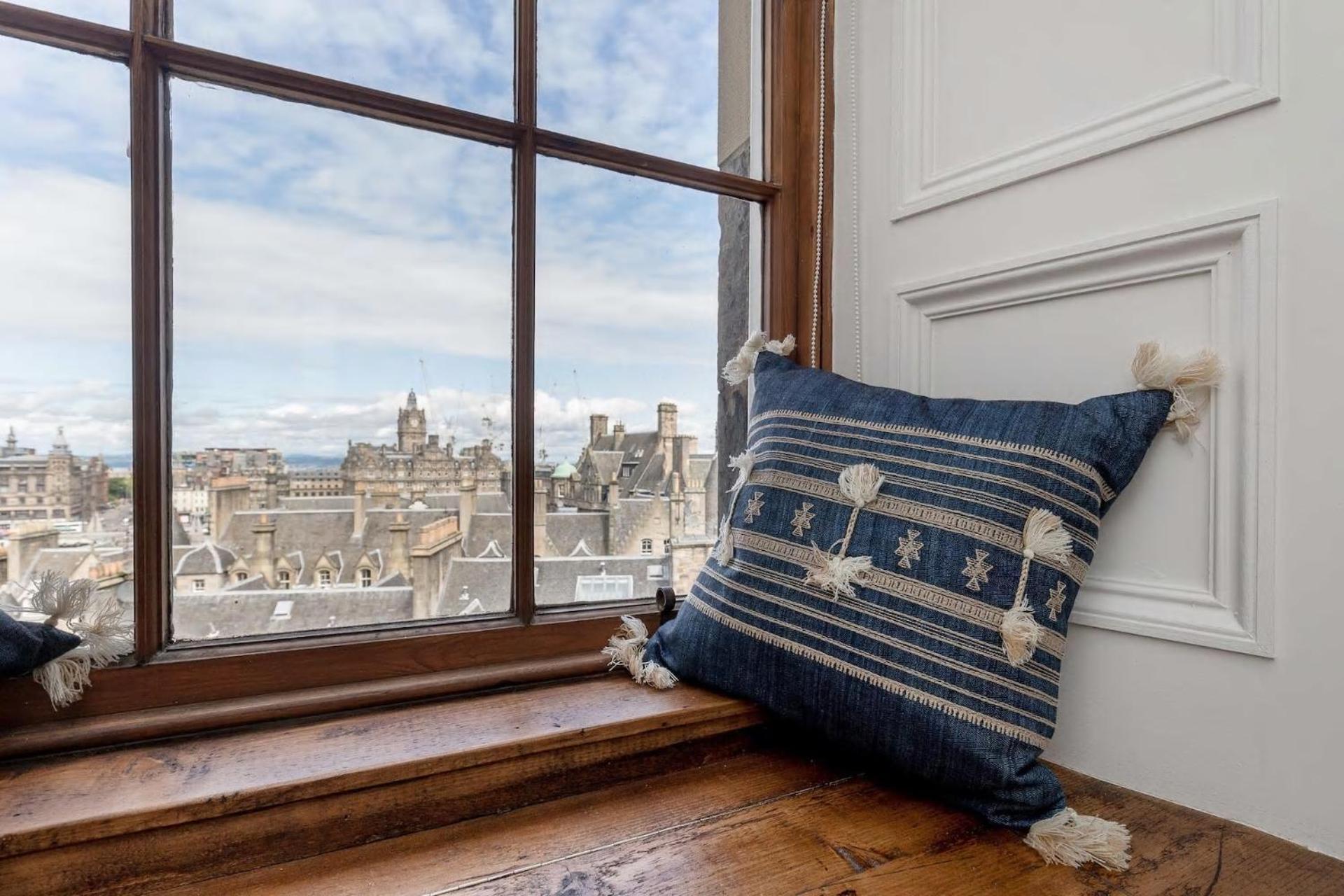 Stunning Panoramic Views: Heart Of The Royal Mile Apartment EDI
