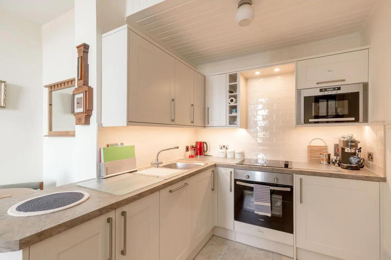 Stunning Panoramic Views: Heart Of The Royal Mile Apartment