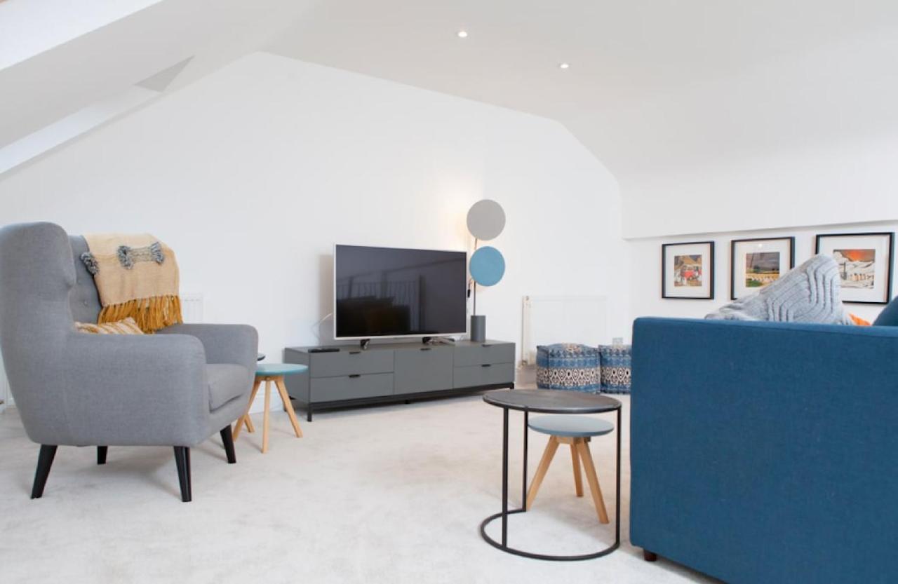 Deluxe Duplex With Garage Apartment *