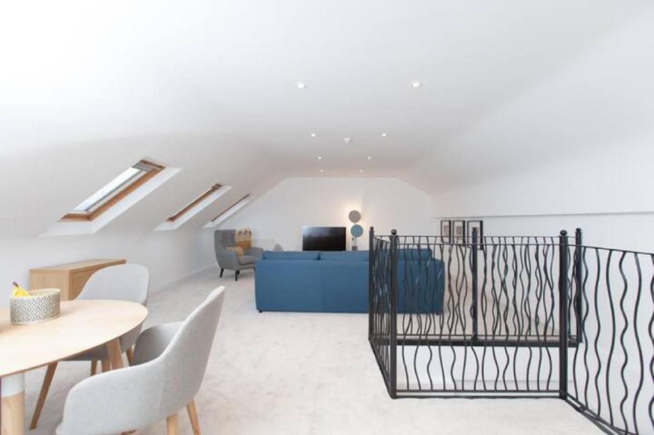 Deluxe Duplex With Garage *