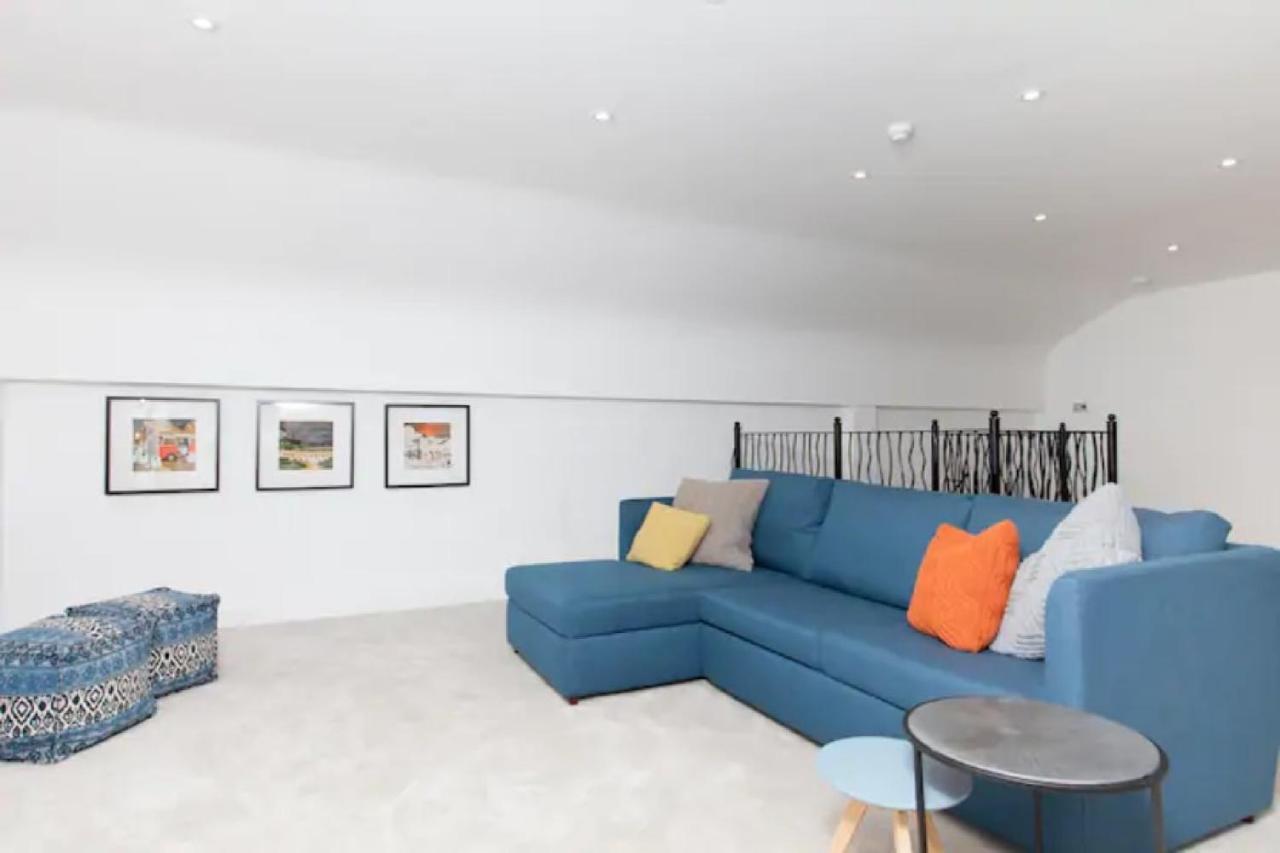 Deluxe Duplex With Garage *
