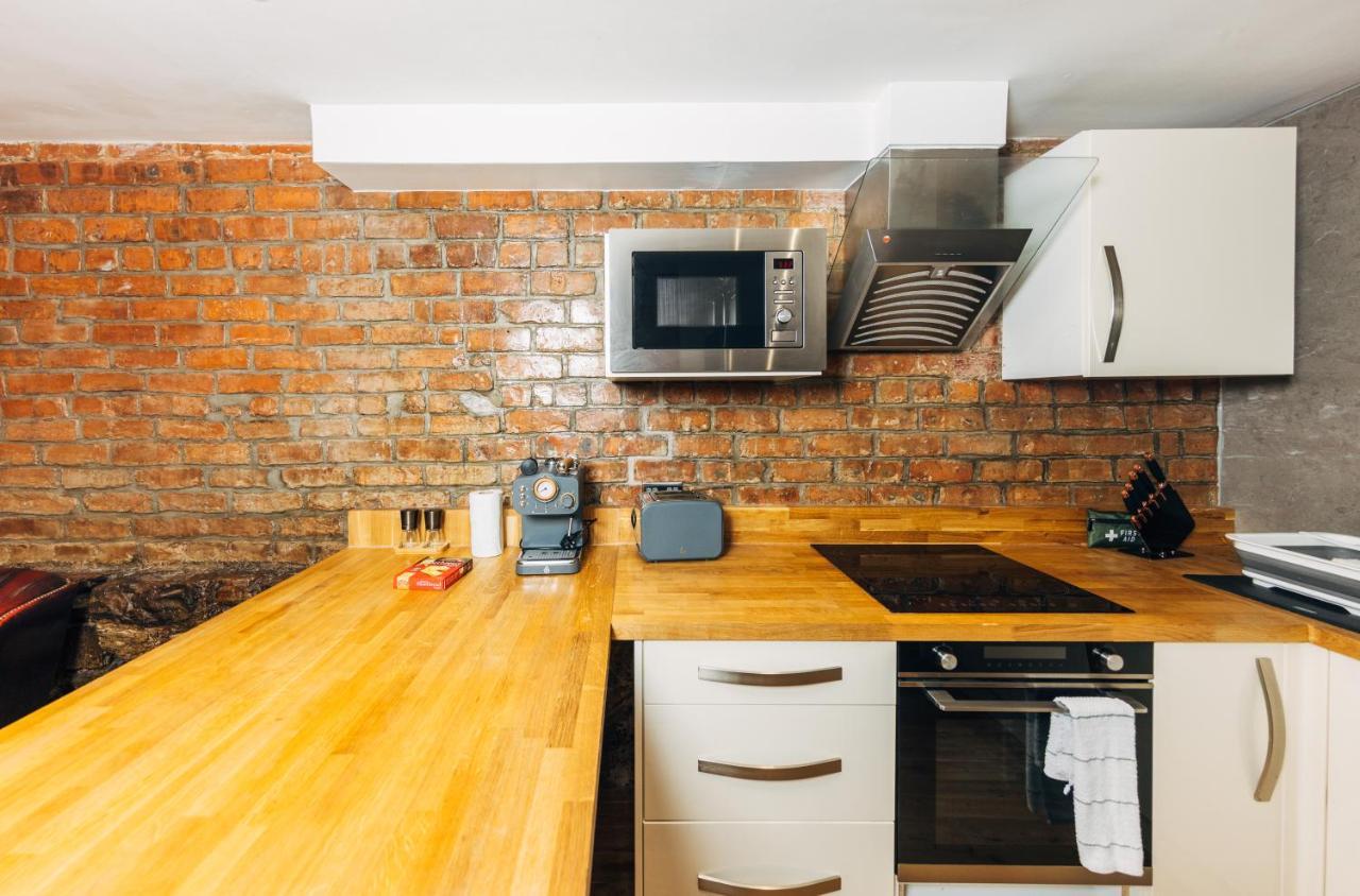 Superb Luxury Quality Central Apartment On Canal
