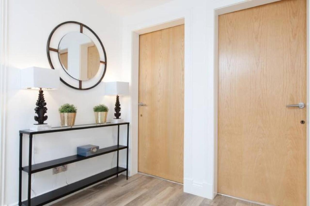 Deluxe Duplex With Garage Apartment *