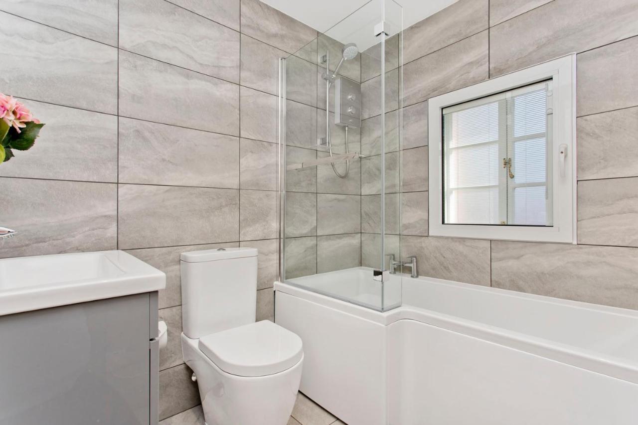 Newly Reno'd 2 Bed With Free Parking