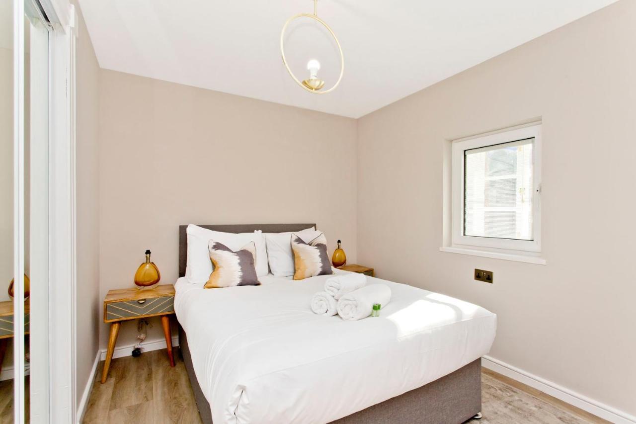Newly Reno'd 2 Bed With Free Parking Apartment *