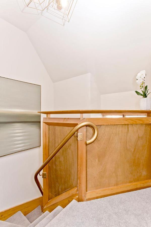 Apartment Newly Reno'd 2 Bed With Free Parking