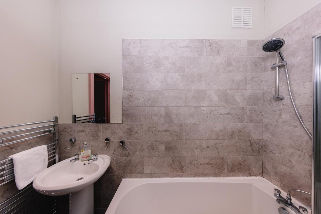 Super Central 4 Bedrooms Apartment By Calton Hill EDI