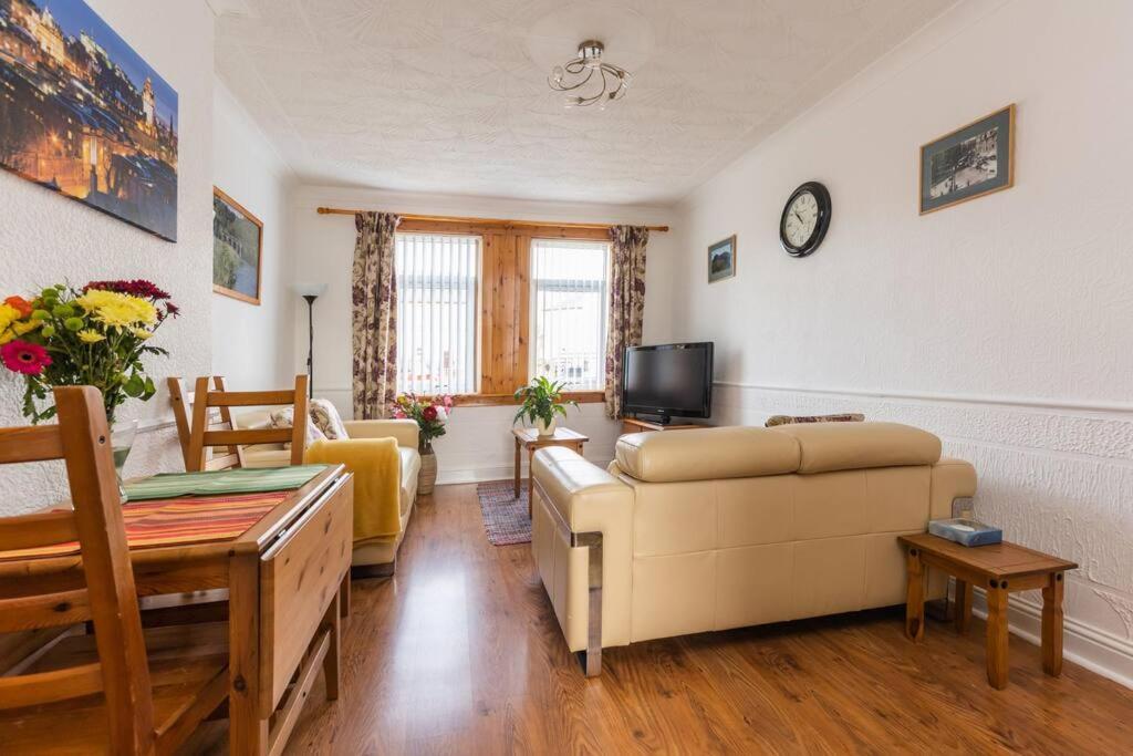 Beautiful 2 Bedroom Flat In