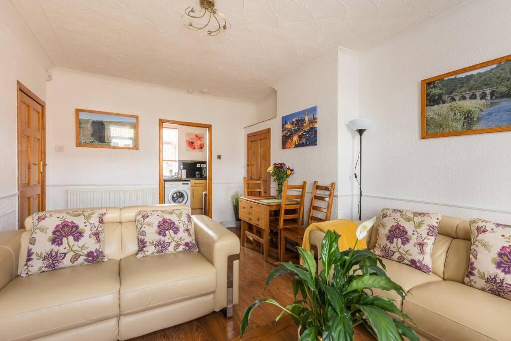 Beautiful 2 Bedroom Flat In *