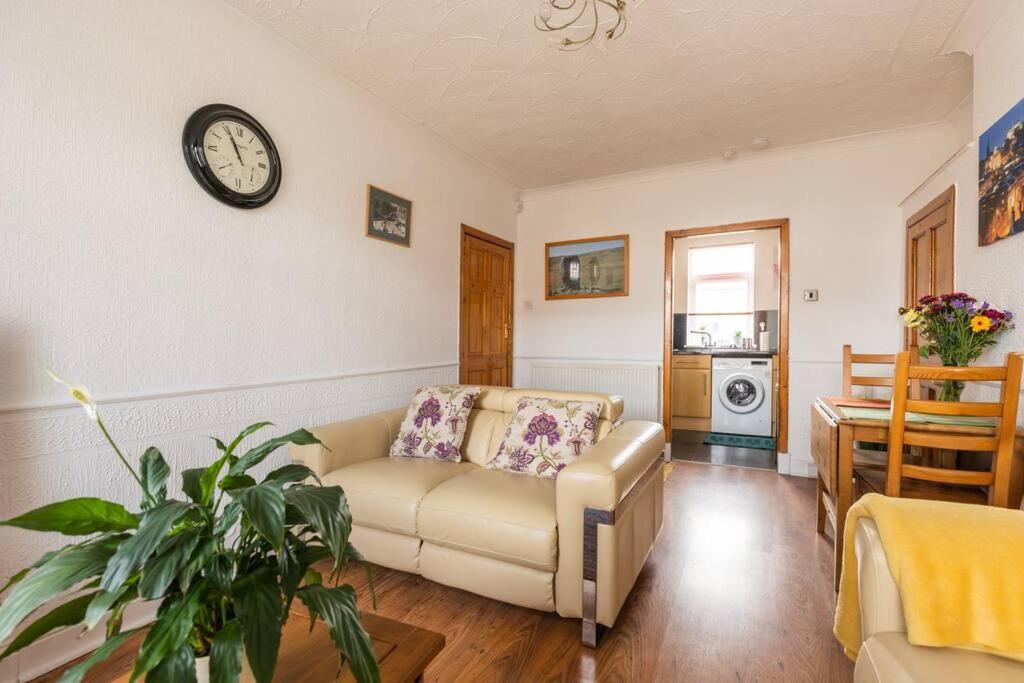 Beautiful 2 Bedroom Flat In * EDI