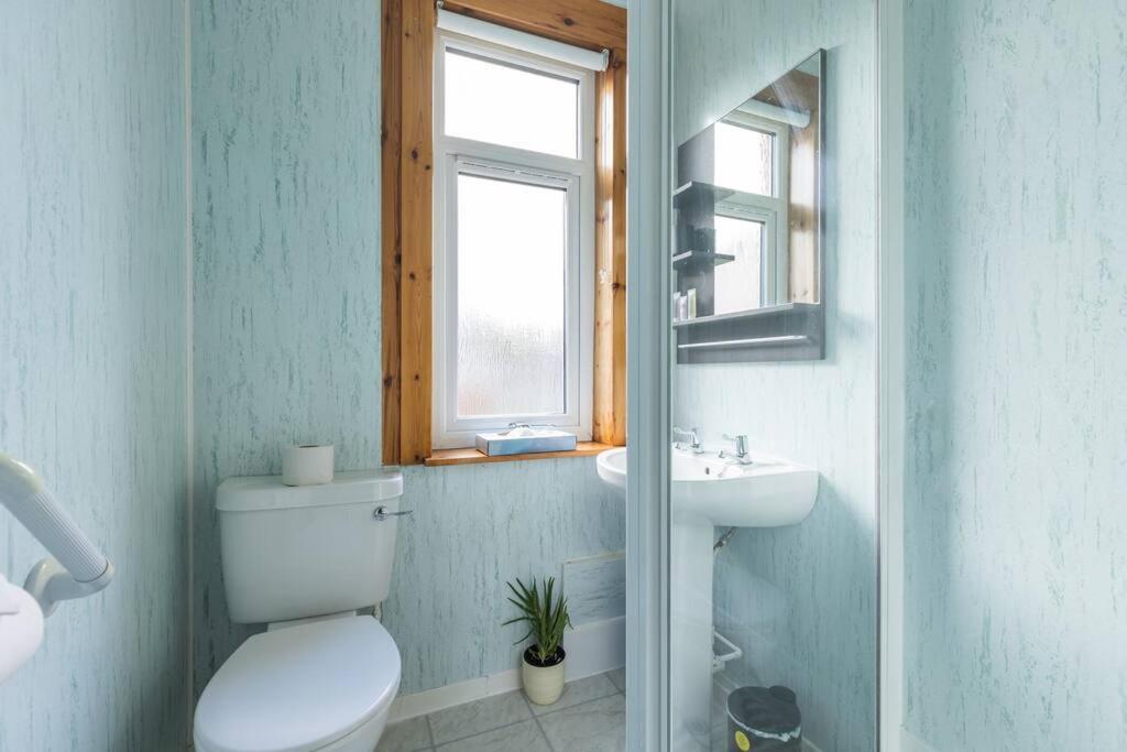 Beautiful 2 Bedroom Flat In Apartment EDI