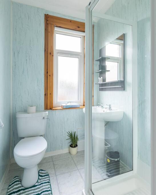 Beautiful 2 Bedroom Flat In Apartment *